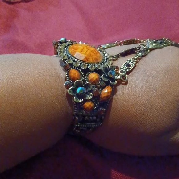 Decorative bracelet with ring attached💛 - Picture 4 of 5